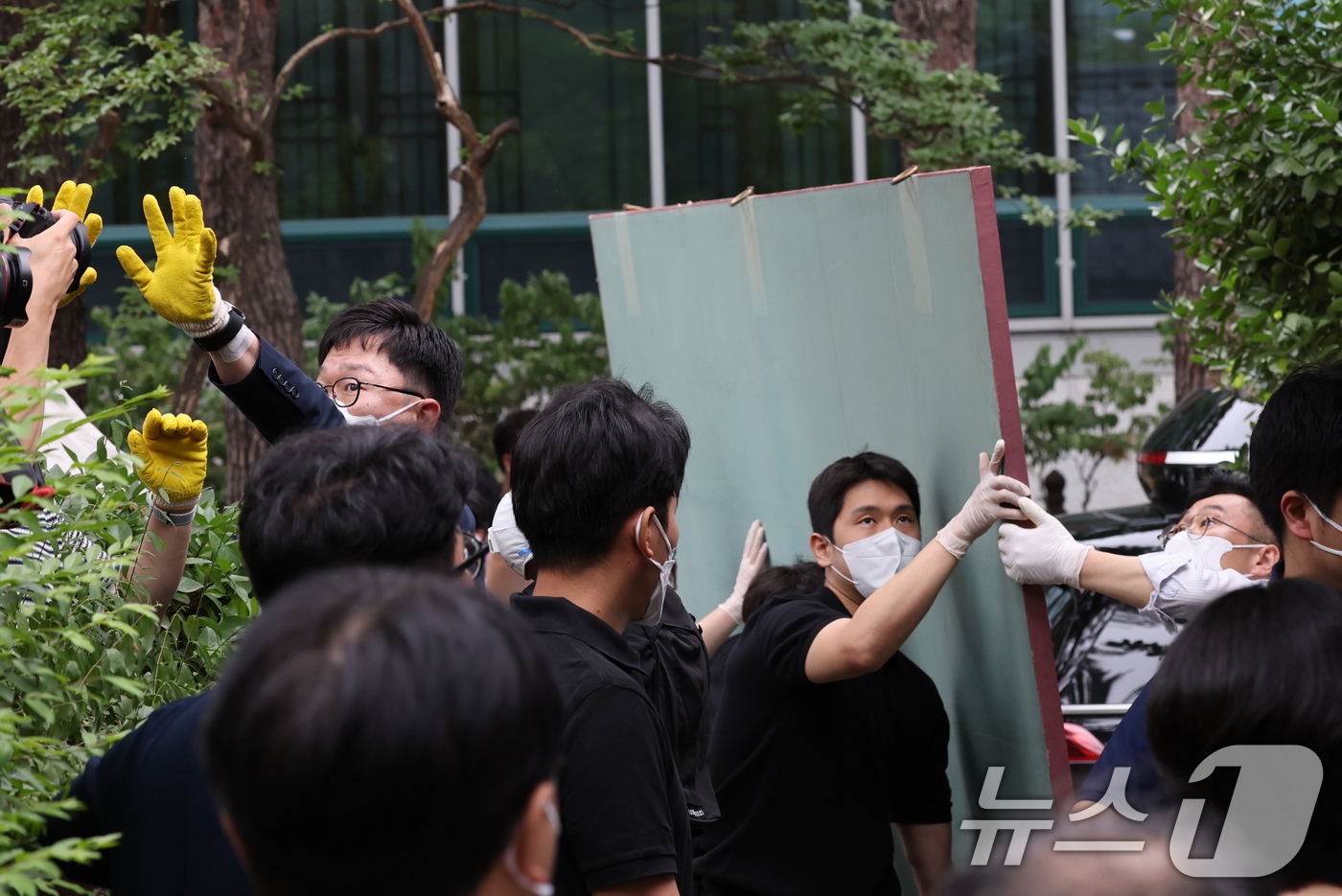 (서울=뉴스1) 이동해 기자 = 10일 서울 종로구 조계사 옆 불교중앙박물관에서 화재가 발생한 가운데 조계종 등 관계자들이 문화재를 화재 현장 밖으로 옮기고 있다. 2025.6.1 …