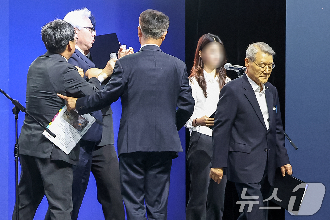 (서울=뉴스1) 민경석 기자 = 황선건 6·10만세운동 유족회장(왼쪽)이 10일 오전 서울 종로구 중앙고등학교에서 열린 '제99주년 6·10만세운동 기념식'에서 정부가 만세운동 주 …