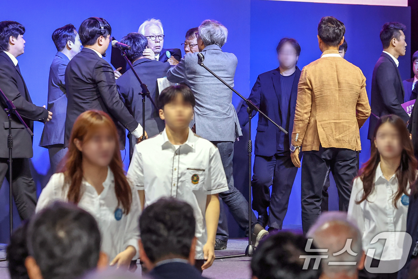 (서울=뉴스1) 민경석 기자 = 황선건 6·10만세운동 유족회장이 10일 오전 서울 종로구 중앙고등학교에서 열린 '제99주년 6·10만세운동 기념식'에서 정부가 만세운동 주체인 조 …