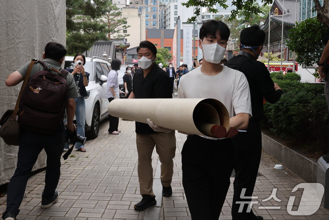 본문 이미지 - 10일 서울 종로구 조계사 옆 불교중앙박물관에서 화재가 발생한 가운데 조계종 등 관계자들이 문화재를 화재 현장 밖으로 옮기고 있다. 2025.6.10/뉴스1 ⓒ News1 이동해 기자