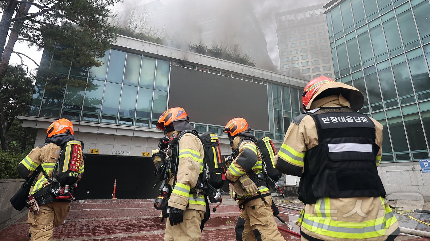 본문 이미지 - 10일 서울 종로구 조계사 불교중앙박물관에서 화재가 발생해 소방관들이 진화작업을 펼치고 있다. 2025.6.10/뉴스1 ⓒ News1 김진환 기자