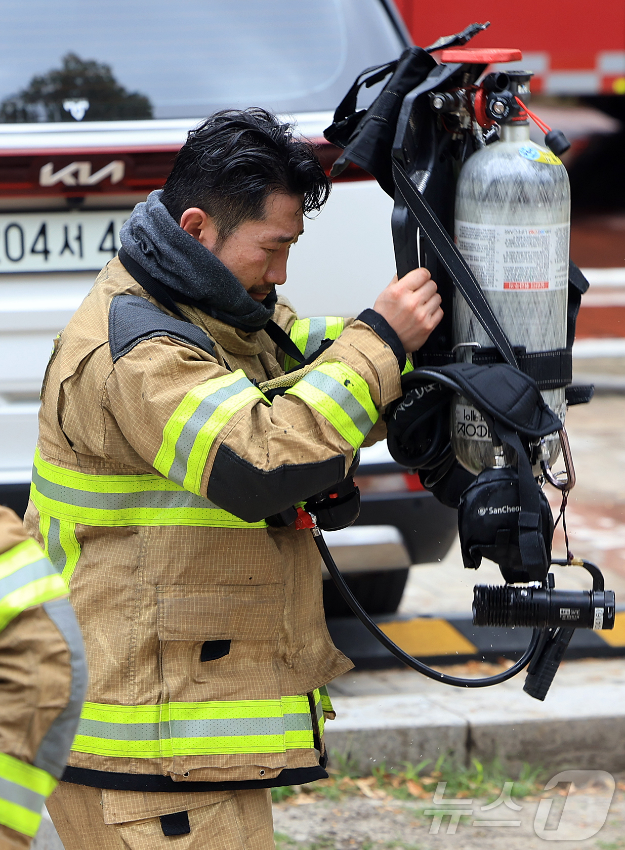 (서울=뉴스1) 김진환 기자 = 10일 서울 종로구 조계사 불교중앙박물관에서 화재가 발생해 소방관들이 진화작업을 위해 장비를 착용하고 있다. 2025.6.10/뉴스1