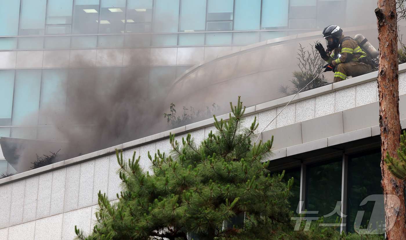 (서울=뉴스1) 김진환 기자 = 10일 서울 종로구 조계사 불교중앙박물관에서 화재가 발생해 소방관들이 진화작업을 펼치고 있다. 2025.6.10/뉴스1