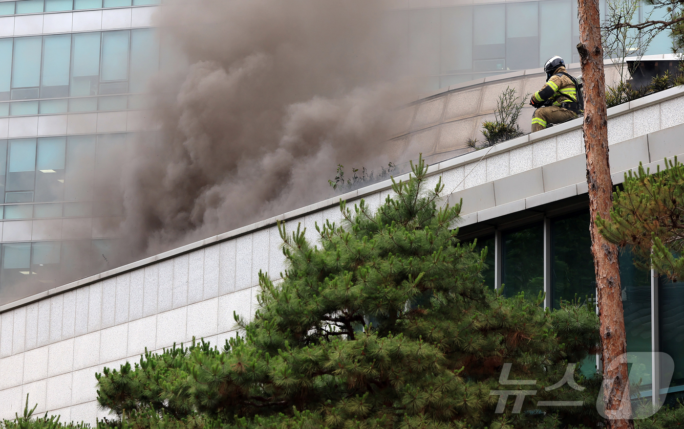 (서울=뉴스1) 김진환 기자 = 10일 서울 종로구 조계사 불교중앙박물관에서 화재가 발생해 소방관들이 진화작업을 펼치고 있다. 2025.6.10/뉴스1