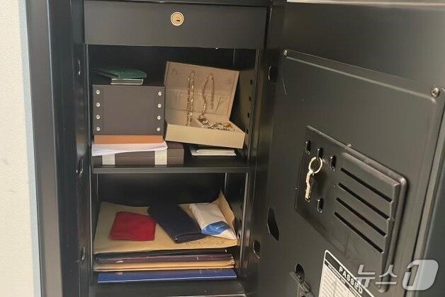 본문 이미지 - 국세청이 현장수색에서 발견한 은닉재산.&#40;국세청 제공&#41;