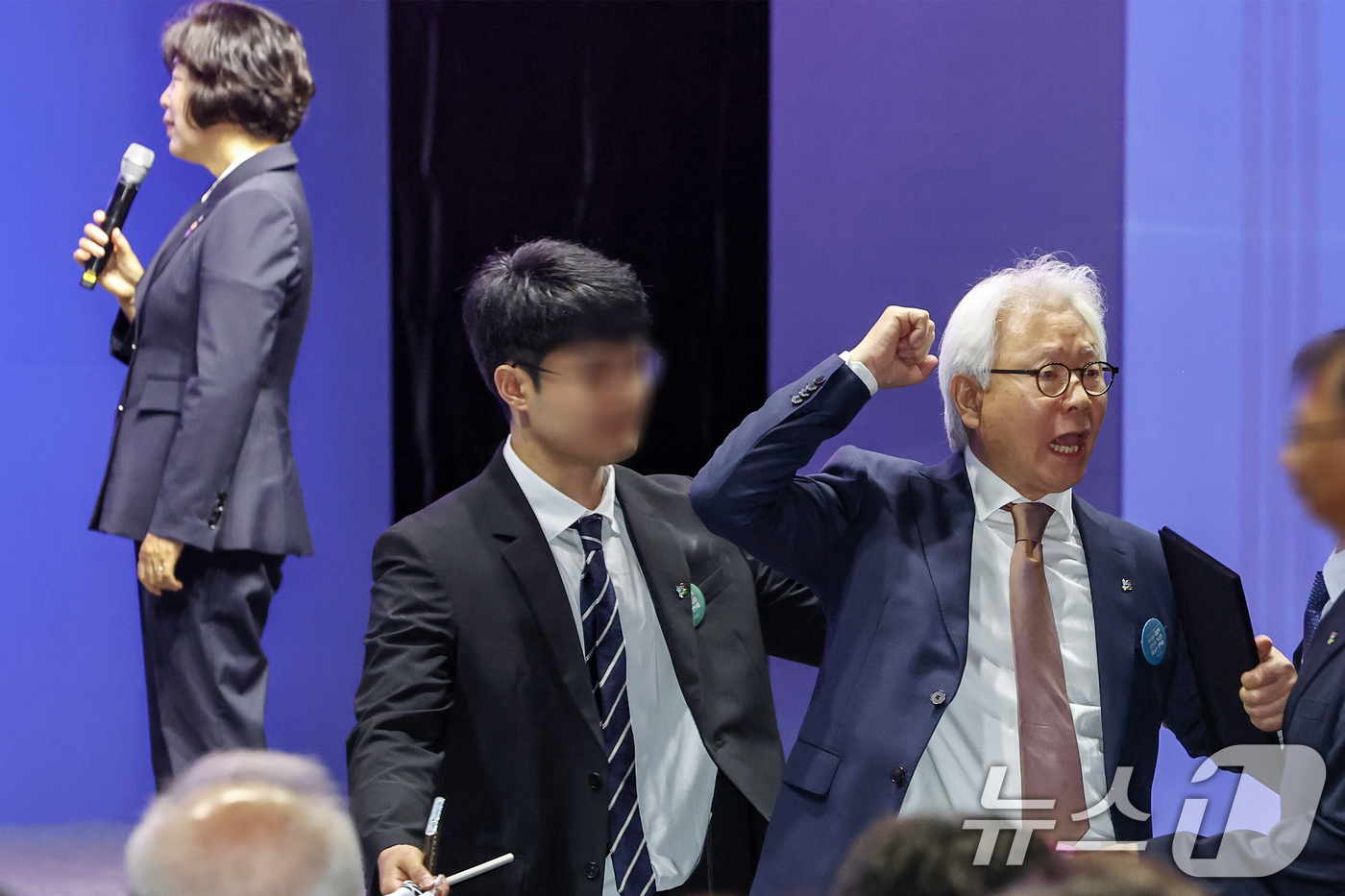 (서울=뉴스1) 민경석 기자 = 황선건 6·10만세운동 유족회장(오른쪽)이 10일 오전 서울 종로구 중앙고등학교에서 열린 '제99주년 6·10만세운동 기념식'에서 정부가 만세운동 …