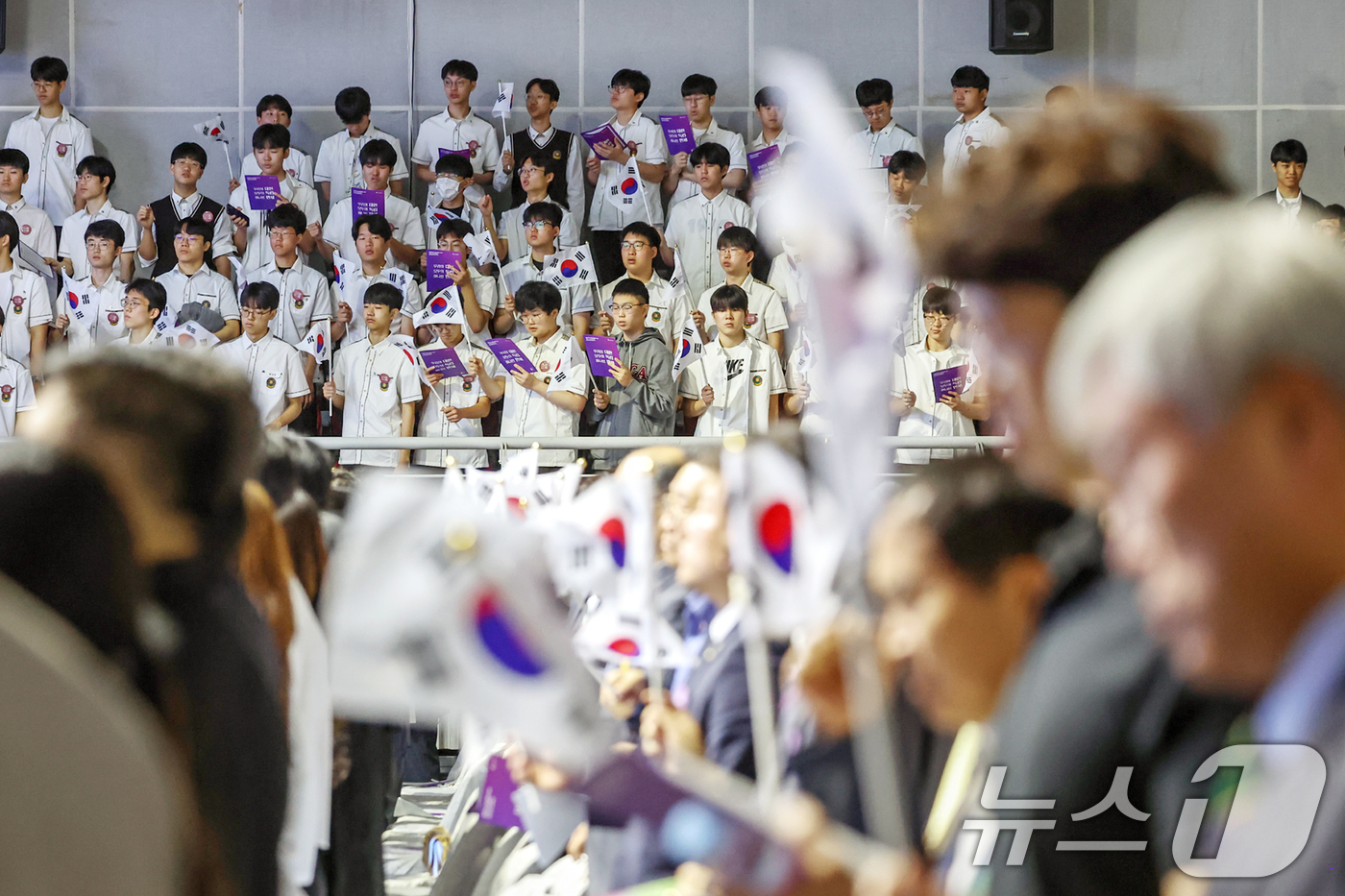 (서울=뉴스1) 민경석 기자 = 10일 오전 서울 종로구 중앙고등학교에서 열린 '제99주년 6·10만세운동 기념식'에서 중앙고 학생들이 6.10 만세의 노래를 제창하고 있다. 20 …