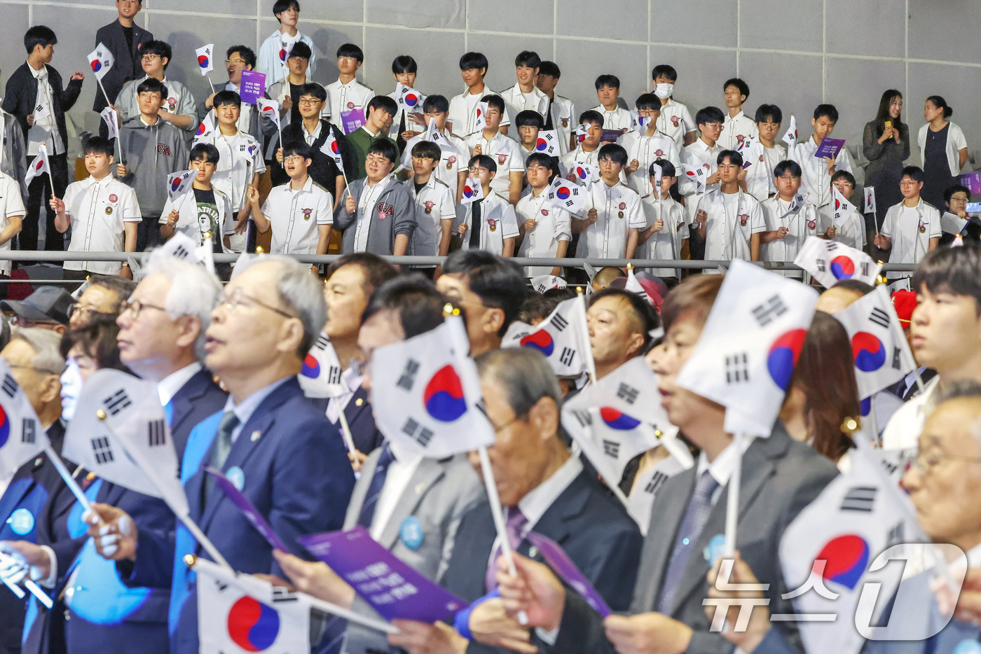 (서울=뉴스1) 민경석 기자 = 10일 오전 서울 종로구 중앙고등학교에서 열린 '제99주년 6·10만세운동 기념식'에서 중앙고 학생들이 6.10 만세의 노래를 제창하고 있다. 20 …