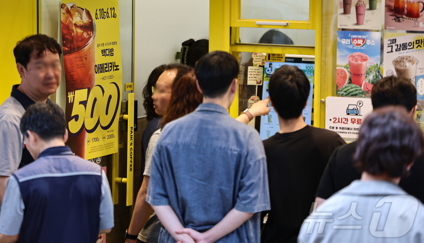 (서울=뉴스1) 김도우 기자 = 10일 서울 시내 한 빽다방 매장에서 손님들이 음료 구매를 위해 대기하고 있다.외식 프랜차이즈 기업 더본코리아는 이날부터 12일 까지 빽다방 아메리 …