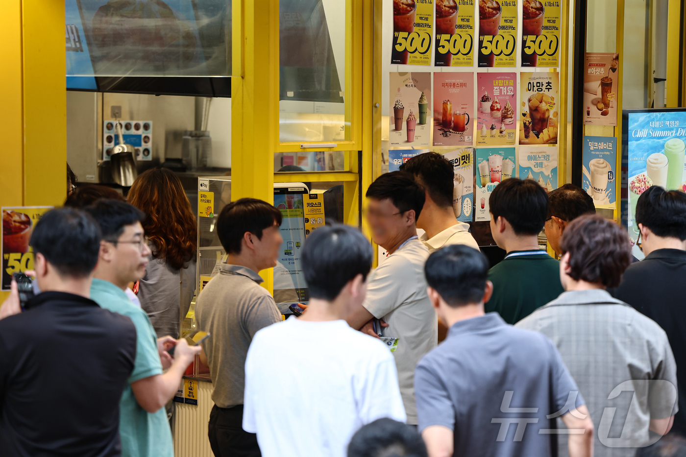 (서울=뉴스1) 김도우 기자 = 10일 서울 시내 한 빽다방 매장에서 손님들이 음료 구매를 위해 대기하고 있다.외식 프랜차이즈 기업 더본코리아는 이날부터 12일 까지 빽다방 아메리 …