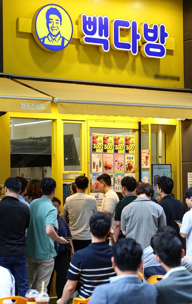 본문 이미지 - 서울 시내 한 빽다방 매장에서 손님들이 음료 구매를 위해 대기하고 있다. 2025.6.10/뉴스1 ⓒ News1 김도우 기자