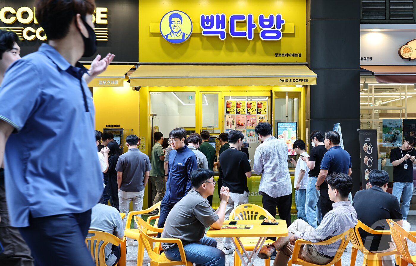 본문 이미지 - 서울 시내 한 빽다방 매장에서 손님들이 음료 구매를 위해 대기하고 있다. 2025.6.10 ⓒ 뉴스1 김도우 기자