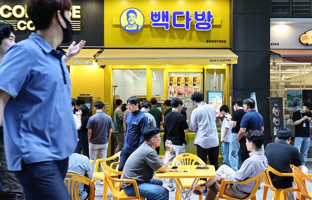 본문 이미지 - 지난해 6월 서울시내 한 빽다방 매장에서 손님들이 음료 구매를 위해 대기하고 있다. 2025.6.10/뉴스1 ⓒ News1 김도우 기자