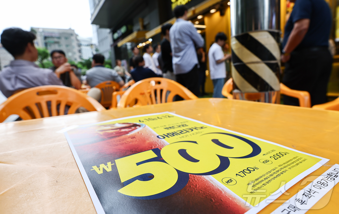 (서울=뉴스1) 김도우 기자 = 10일 서울 시내 한 빽다방 매장에서 손님들이 음료 구매를 위해 대기하고 있다.외식 프랜차이즈 기업 더본코리아는 이날부터 12일 까지 빽다방 아메리 …