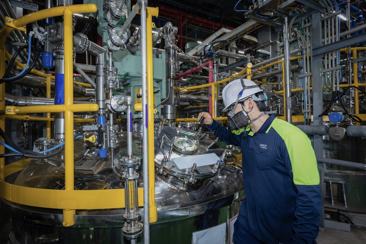 본문 이미지 - 광양 전구체 공장에서 직원이 제조 공정을 확인하고 있다&#40;포스코퓨처엠 제공&#41;