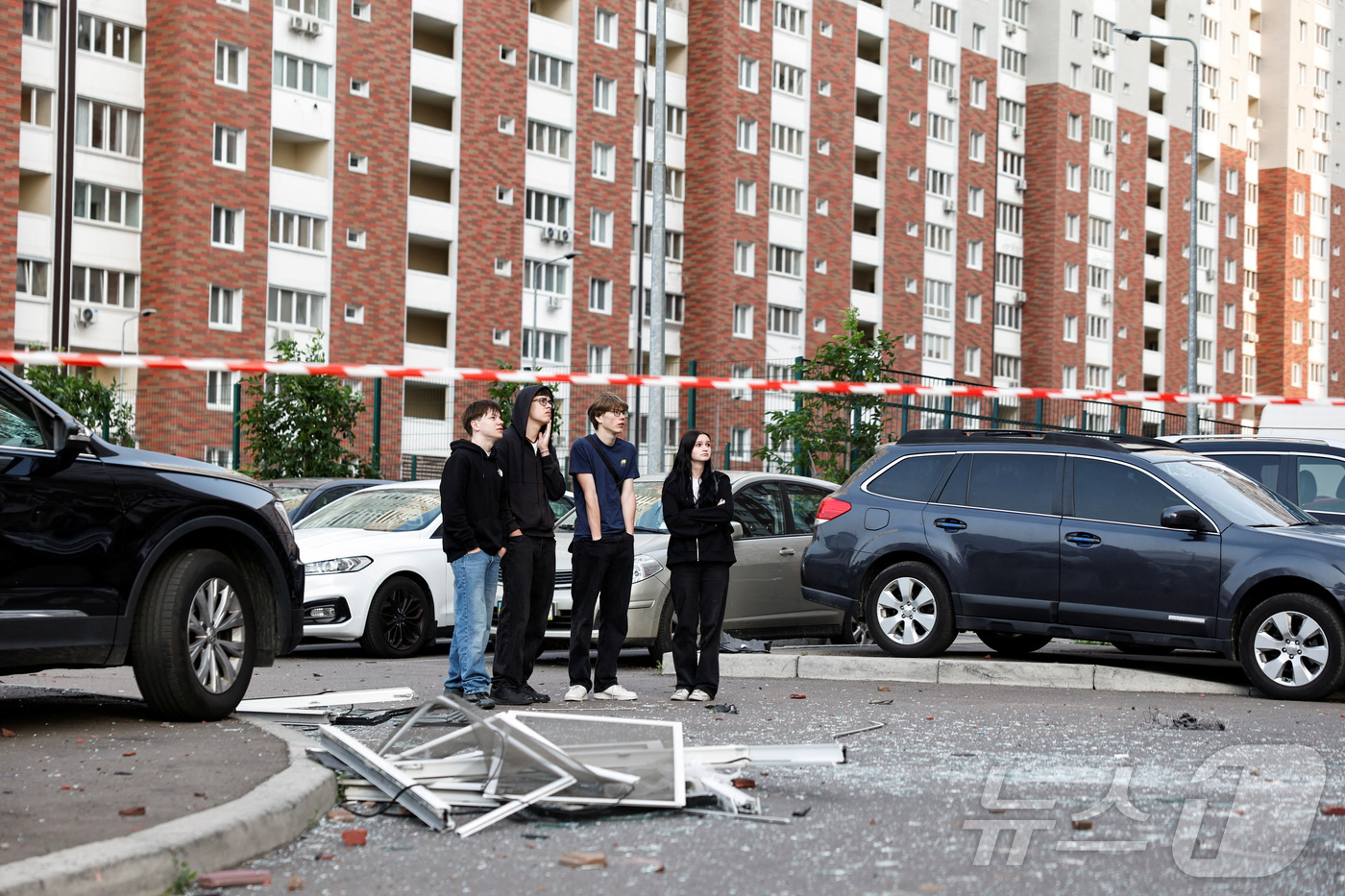 (키이우 로이터=뉴스1) 김경민 기자 = 우크라이나 키이우 주민들이 러시아의 드론에 공격 당한 아파트를 바라보고 있다. 2025.6.10ⓒ 로이터=뉴스1