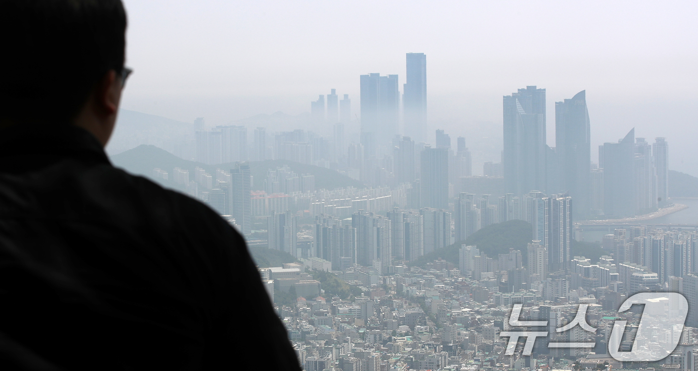 (부산=뉴스1) 윤일지 기자 = 전국적으로 초여름 날씨를 보인 10일 부산 해운대구 일대에 해무가 밀려들고 있다.  2025.6.10/뉴스1