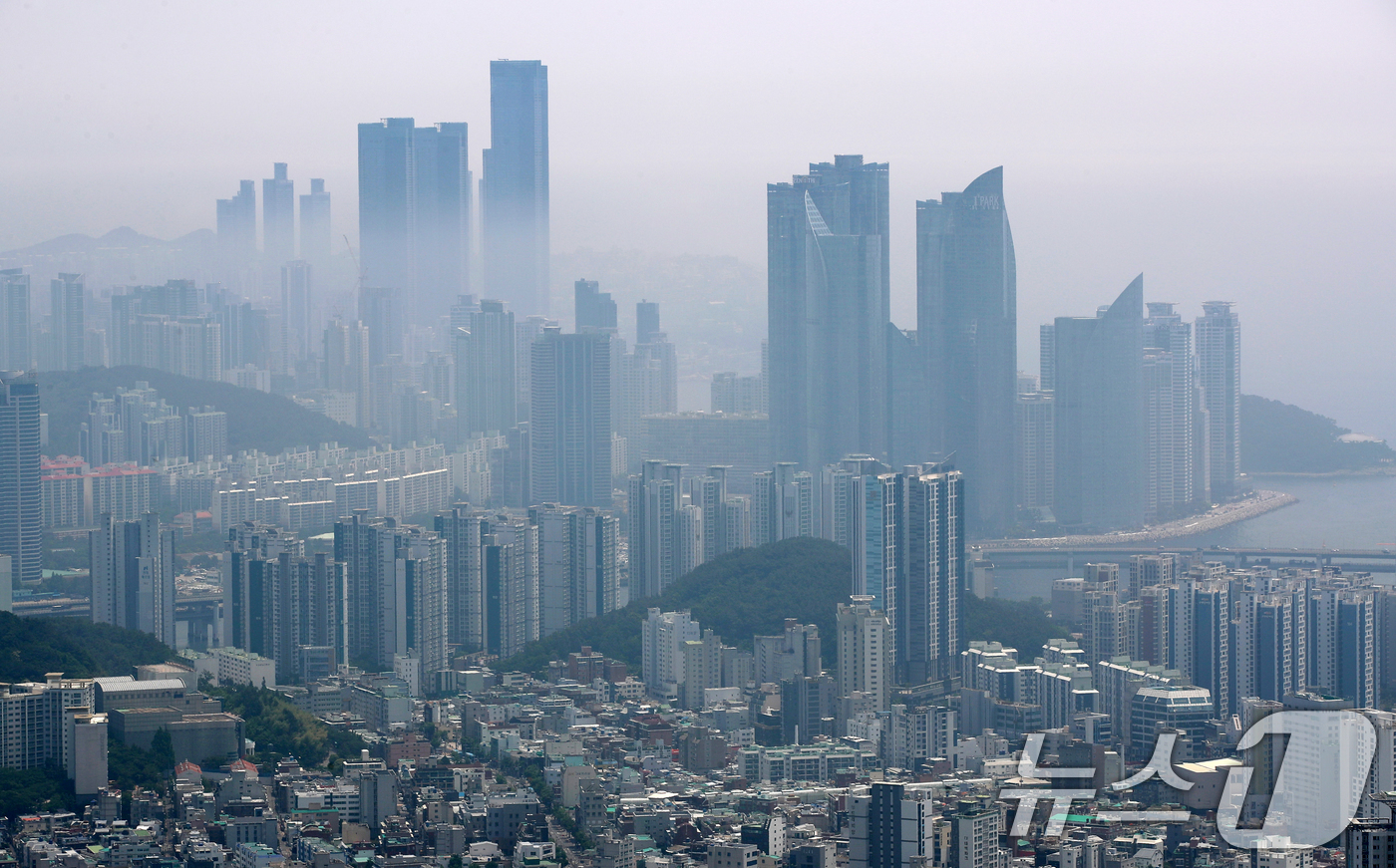 (부산=뉴스1) 윤일지 기자 = 전국적으로 초여름 날씨를 보인 10일 부산 해운대구 일대에 해무가 밀려들고 있다.  2025.6.10/뉴스1