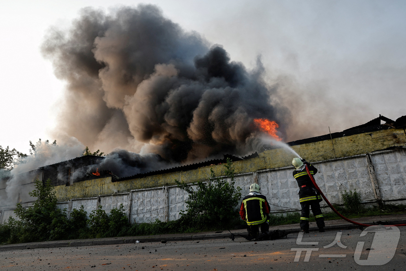 (키이우 로이터=뉴스1) 최종일 선임기자 = 10일(현지시간) 우크라이나 수도 키이우에서 러시아의 드론 공격으로 화재가 발생한 건물에 소방관들이 소방호스로 물을 뿌리고 있다. 20 …