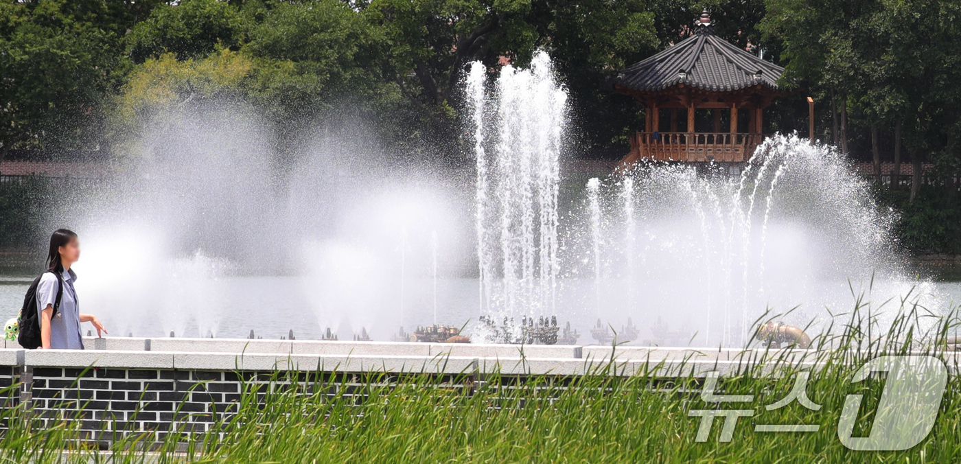 (전주=뉴스1) 유경석 기자 = 초여름 날씨가 이어지고 있는 10일 전북 전주시 덕진공원 분수에서 시원한 물줄기가 뿜어져 나오고 있다. 2025.6.10/뉴스1