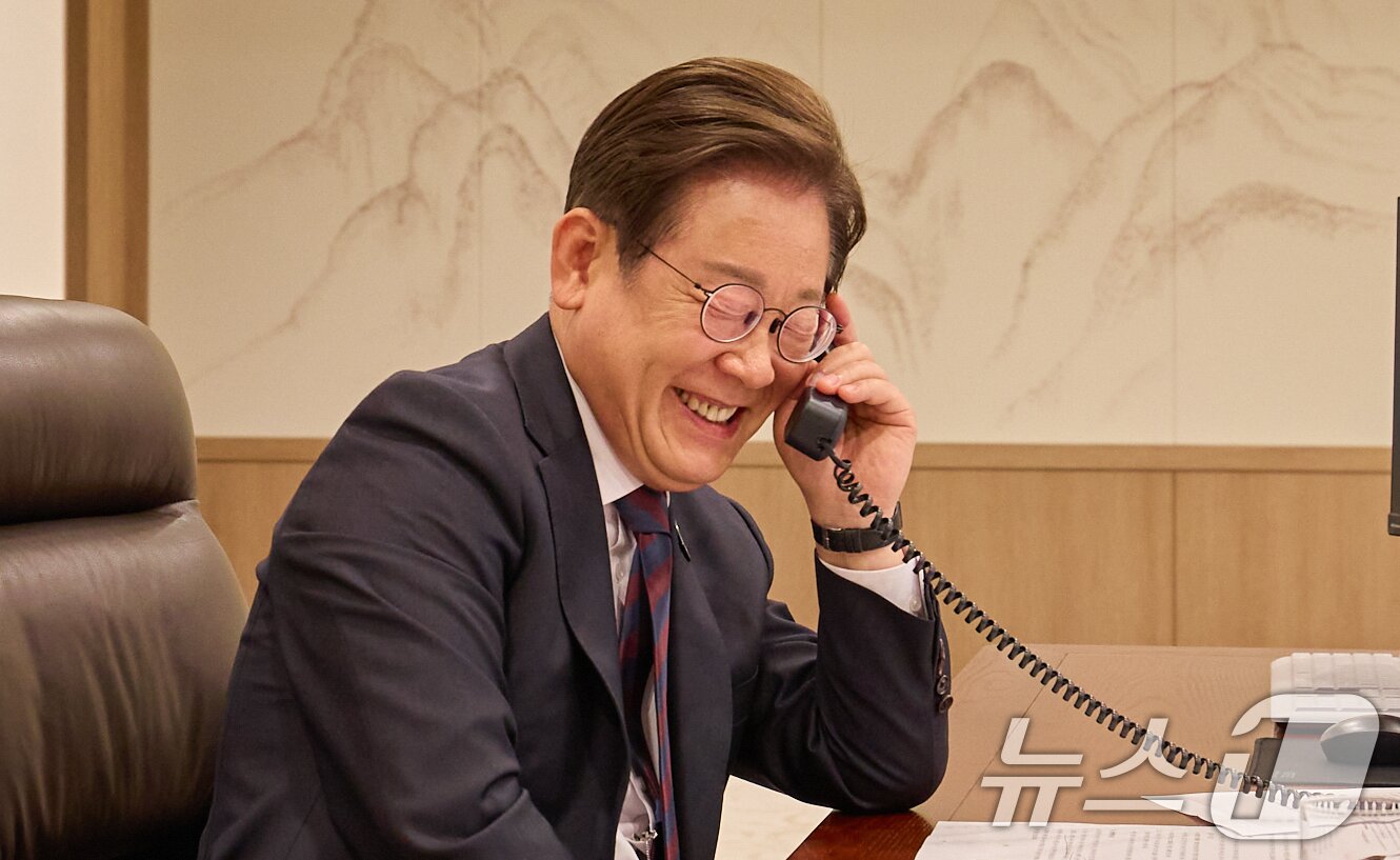 본문 이미지 - 이재명 대통령이 10일 서울 용산구 대통령실 청사 집무실에서 시진핑 중국 국가주석과 전화 통화를 하고 있다. &#40;대통령실 제공. 재판매 및 DB 금지&#41; 2025.6.10/뉴스1 ⓒ News1 허경 기자