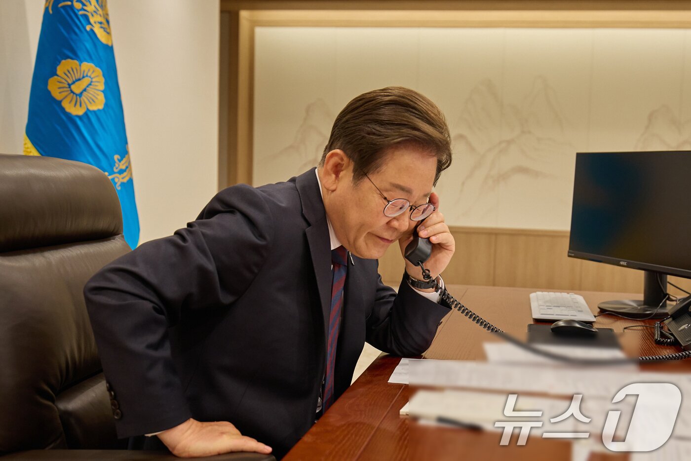 본문 이미지 - 이재명 대통령이 10일 서울 용산구 대통령실 청사 집무실에서 시진핑 중국 국가주석과 전화 통화를 하고 있다. &#40;대통령실 제공. 재판매 및 DB 금지&#41; 2025.6.10/뉴스1 ⓒ News1 허경 기자