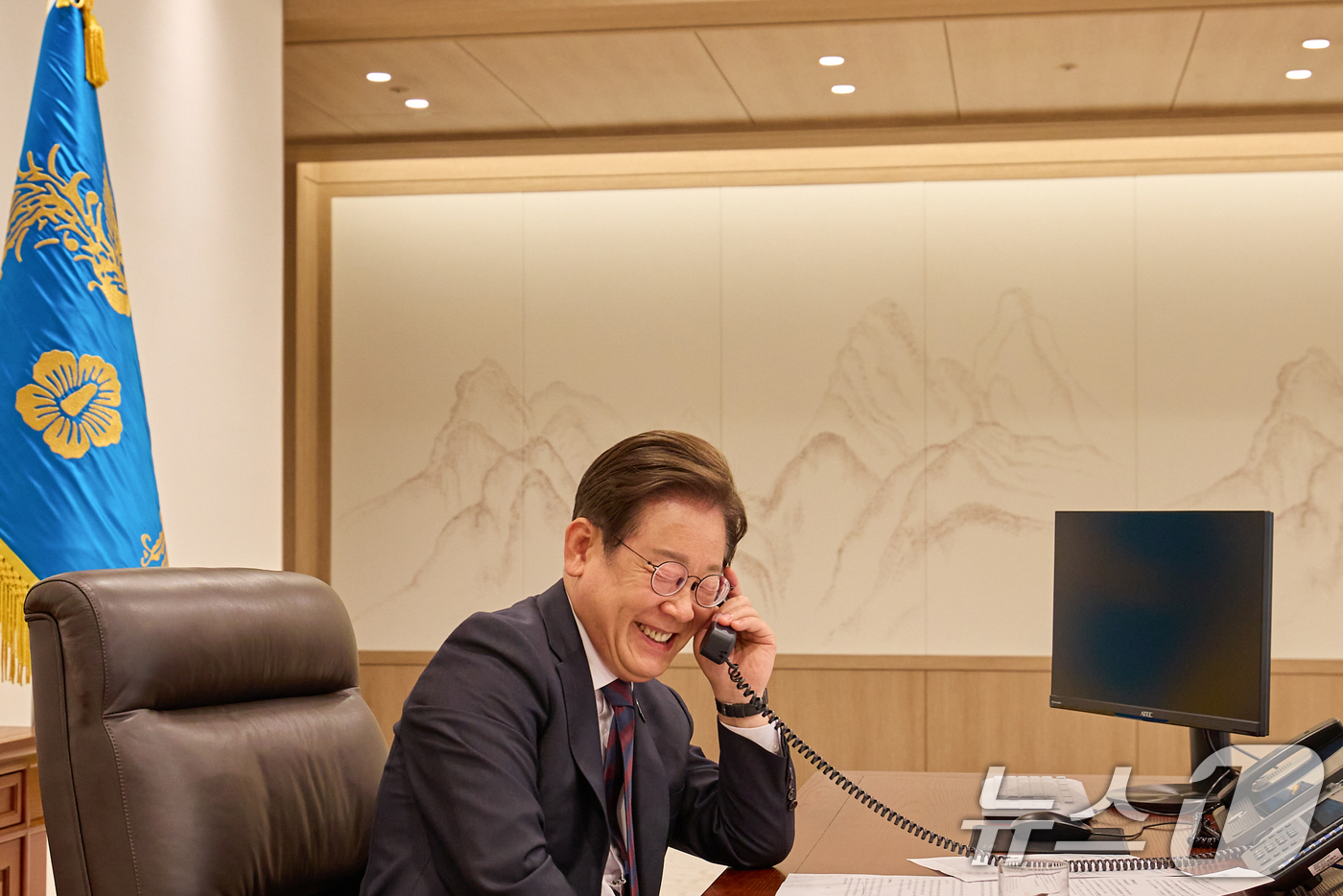 (서울=뉴스1) 허경 기자 = 이재명 대통령이 10일 서울 용산구 대통령실 청사 집무실에서 시진핑 중국 국가주석과 전화 통화를 하고 있다. (대통령실 제공. 재판매 및 DB 금지) …