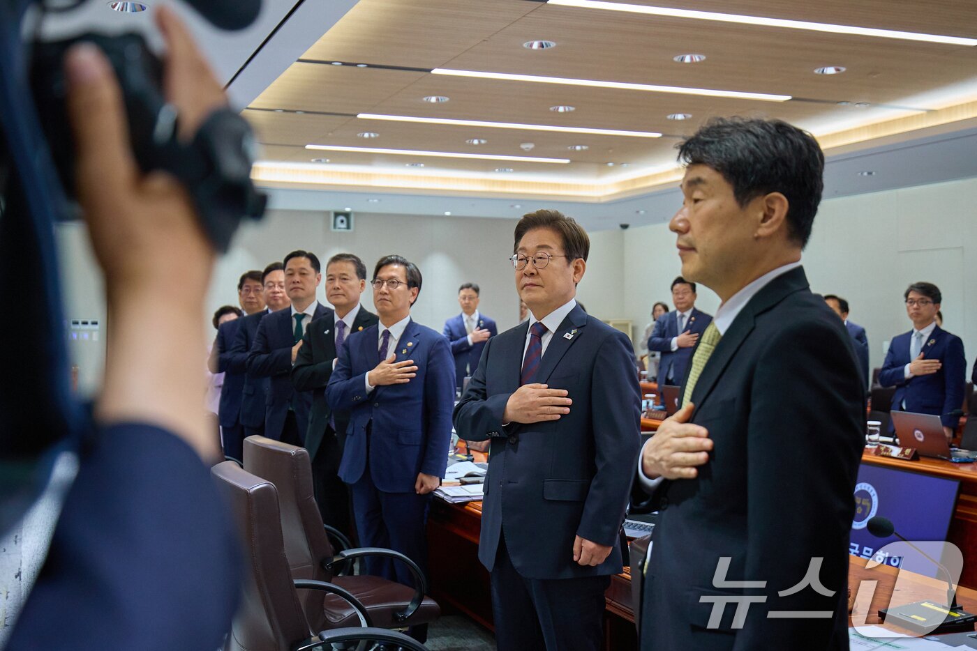 본문 이미지 - 이재명 대통령이 10일 서울 용산구 대통령실 청사에서 열린 국무회의에서 국무위원들과 함께 국민의례를 하고 있다. &#40;대통령실 제공. 재판매 및 DB 금지&#41; 2025.6.10/뉴스1 ⓒ News1 허경 기자