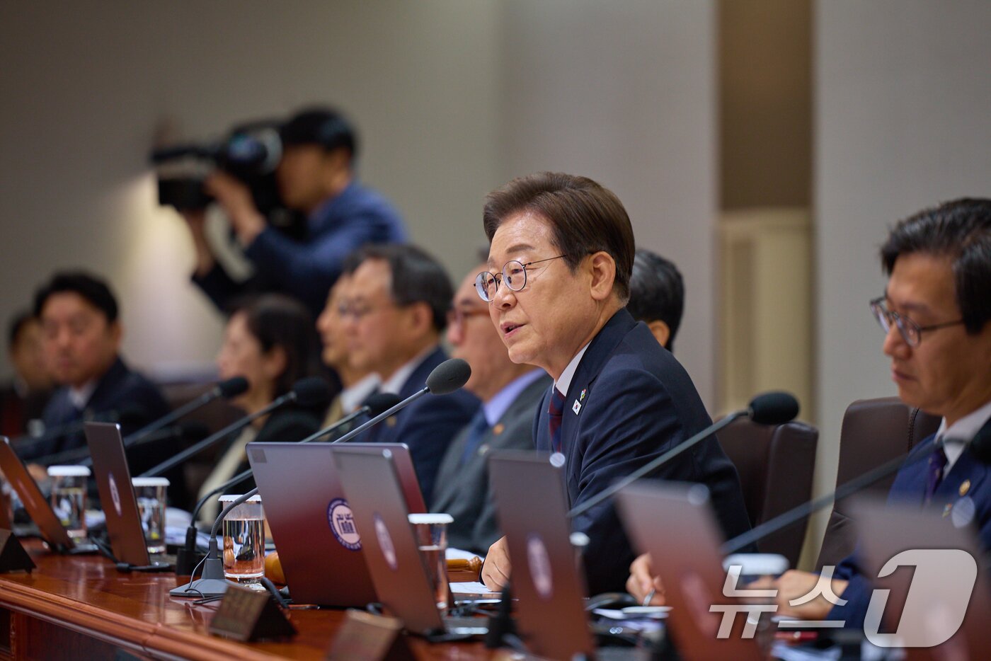 본문 이미지 - 이재명 대통령이 10일 서울 용산구 대통령실 청사에서 열린 국무회의에서 모두발언을 하고 있다. &#40;대통령실 제공. 재판매 및 DB 금지&#41; 2025.6.10/뉴스1 ⓒ News1 허경 기자