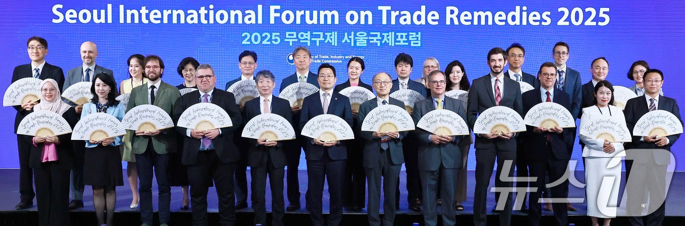 (서울=뉴스1) = 박성택 산업통상자원부 1차관이 10일 서울 삼성동 코엑스 아셈볼룸에서 열린 '2025 무역구제 서울국제포럼'에 참석해 주요 참석자들과 함께 기념 촬영을 하고 있 …