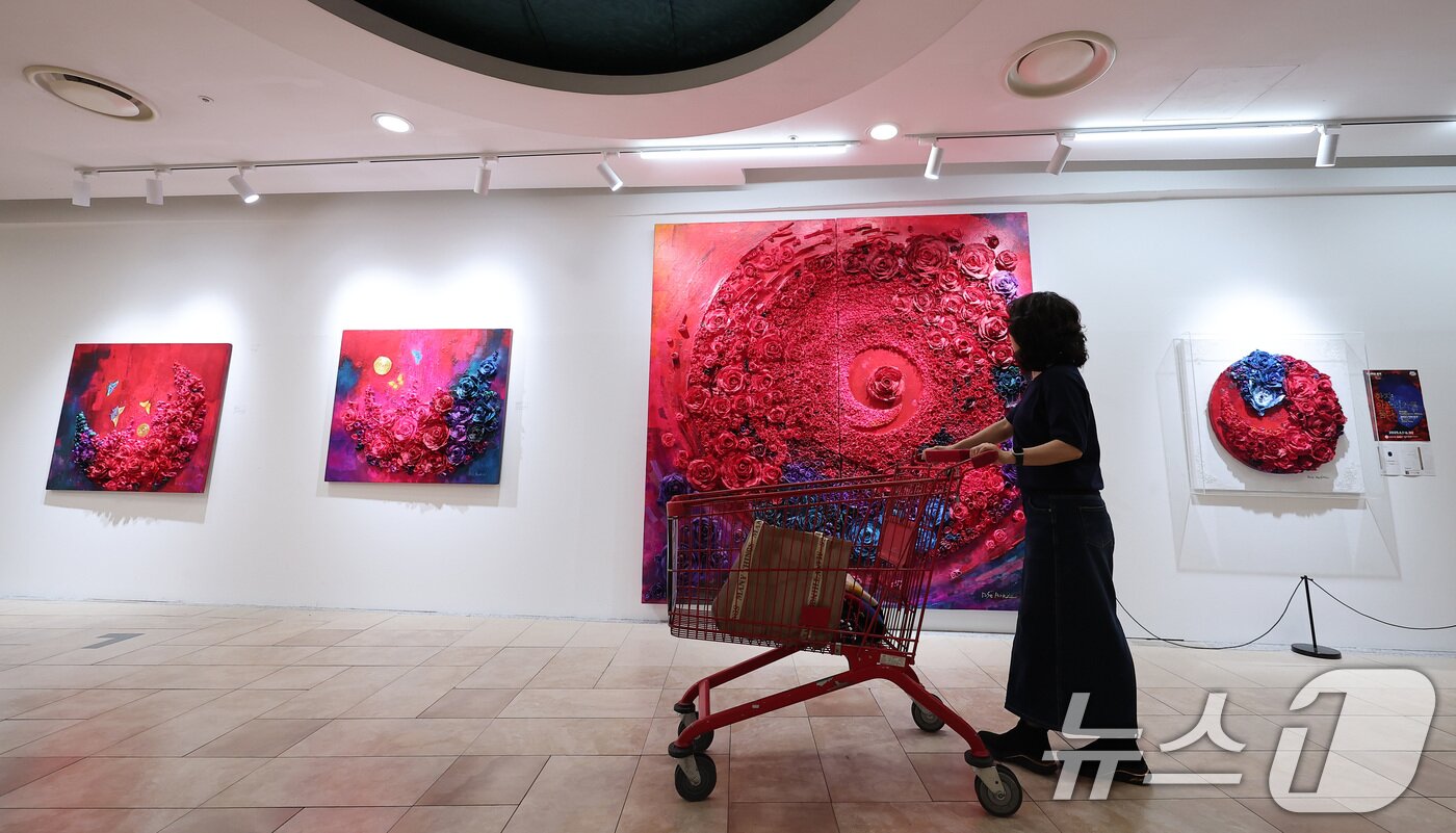 본문 이미지 - 10일 롯데마트 송파점 mART 센터에서 열린 &#39;2025 더 고가 서울국제아트페어 페스티벌&#39;에서 시민들이 로즈박 작가의 &#39;한지 아프리카를 품다&#40;불멸과 사랑&#41;&#39; 작품을 보고 있다. 2025.6.10/뉴스1 ⓒ News1 김성진 기자