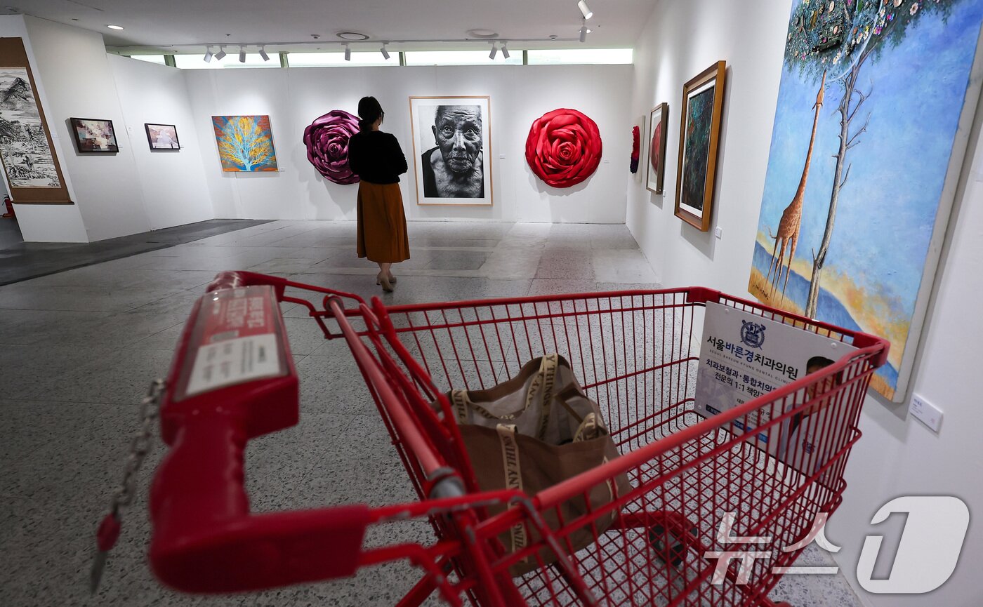 본문 이미지 - 10일 롯데마트 송파점 mART 센터에서 열린 &#39;2025 더 고가 서울국제아트페어 페스티벌&#39;에서 시민들이 작품을 보고 있다. 2025.6.10/뉴스1 ⓒ News1 김성진 기자