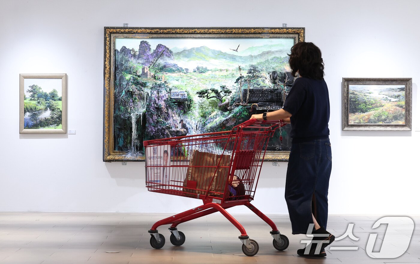 본문 이미지 - 10일 롯데마트 송파점 mART 센터에서 열린 &#39;2025 더 고가 서울국제아트페어 페스티벌&#39;에서 시민들이 작품을 바라보고 있다. 2025.6.10/뉴스1 ⓒ News1 김성진 기자