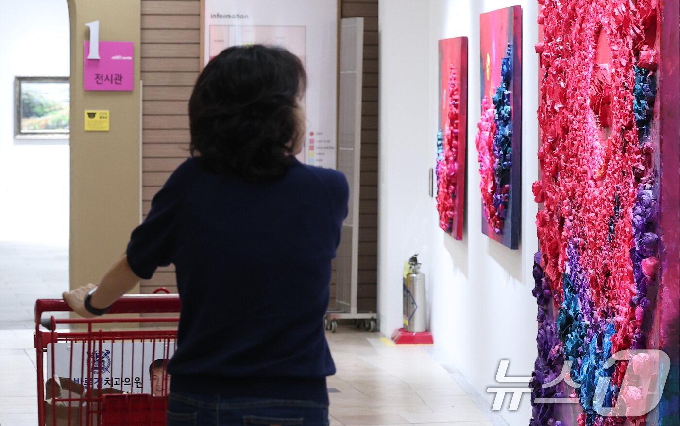 본문 이미지 - 10일 롯데마트 송파점 mART 센터에서 열린 &#39;2025 더 고가 서울국제아트페어 페스티벌&#39;에서 시민들이 로즈박 작가의 &#39;한지 아프리카를 품다&#40;불멸과 사랑&#41;&#39; 작품을 보고 있다. 2025.6.10/뉴스1 ⓒ News1 김성진 기자