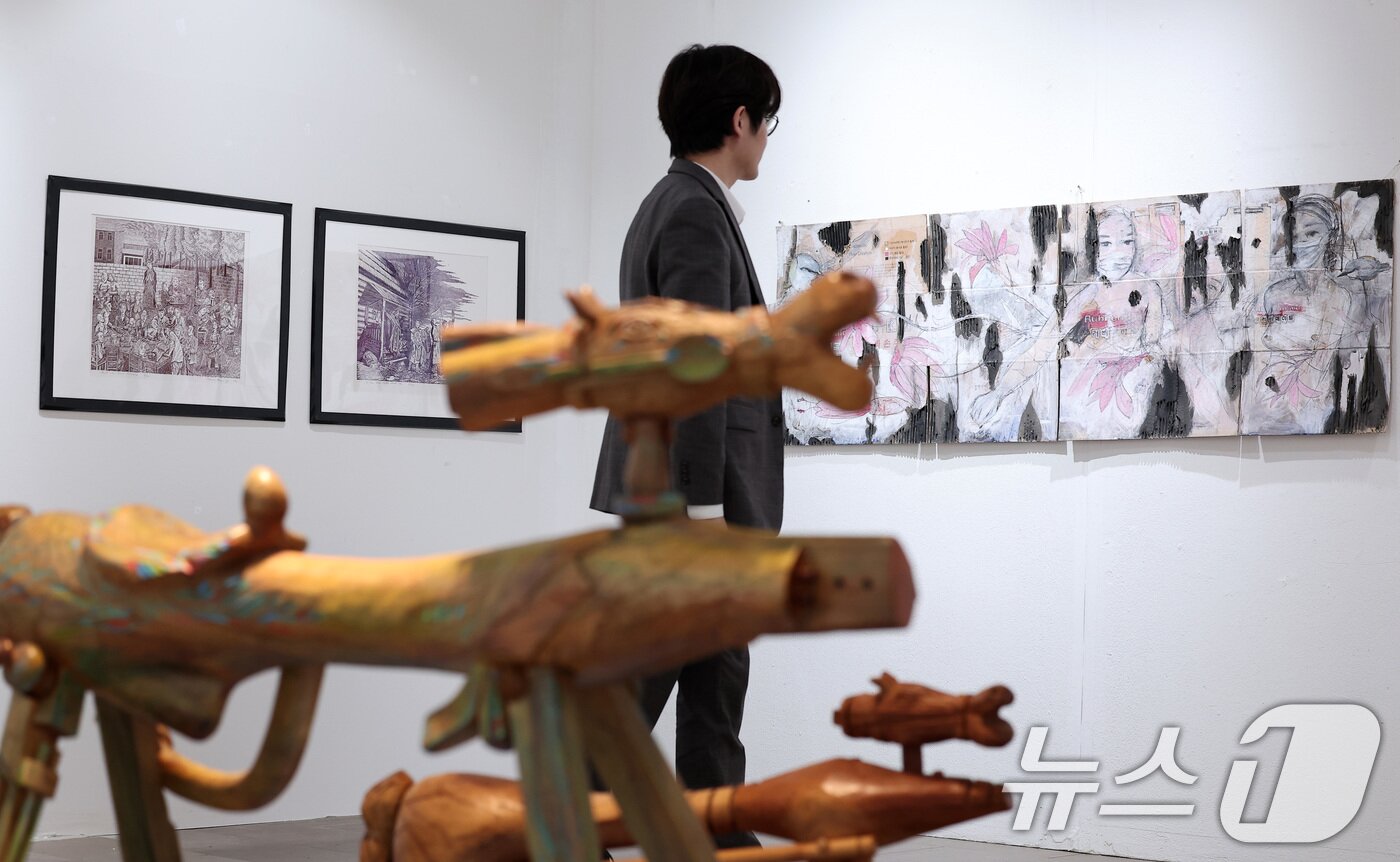 본문 이미지 - 10일 롯데마트 송파점 mART 센터에서 열린 &#39;2025 더 고가 서울국제아트페어 페스티벌&#39;에서 시민들이 작품을 바라보고 있다. 2025.6.10/뉴스1 ⓒ News1 김성진 기자