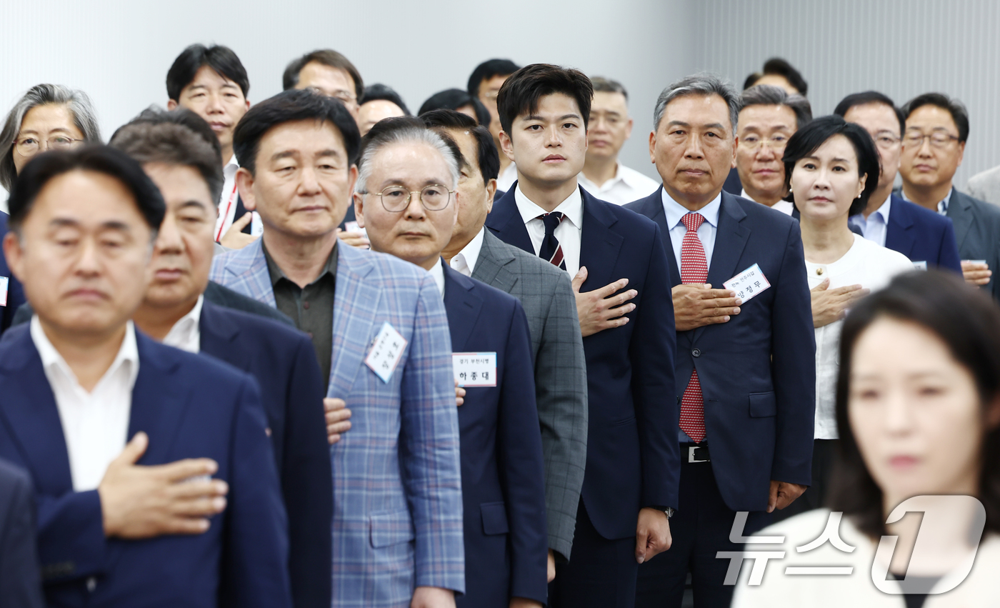 (서울=뉴스1) 김민지 기자 = 김용태 국민의힘 비상대책위원장이 10일 서울 여의도 중앙당사에서 열린 원외당협위원장 간담회에서 참석자들과 국민의례를 하고 있다. 2025.6.10/ …