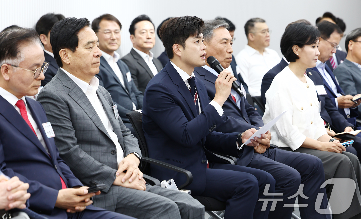 (서울=뉴스1) 김민지 기자 = 김용태 국민의힘 비상대책위원장이 10일 서울 여의도 중앙당사에서 열린 원외당협위원장 간담회에서 모두 발언을 하고 있다. 2025.6.10/뉴스1