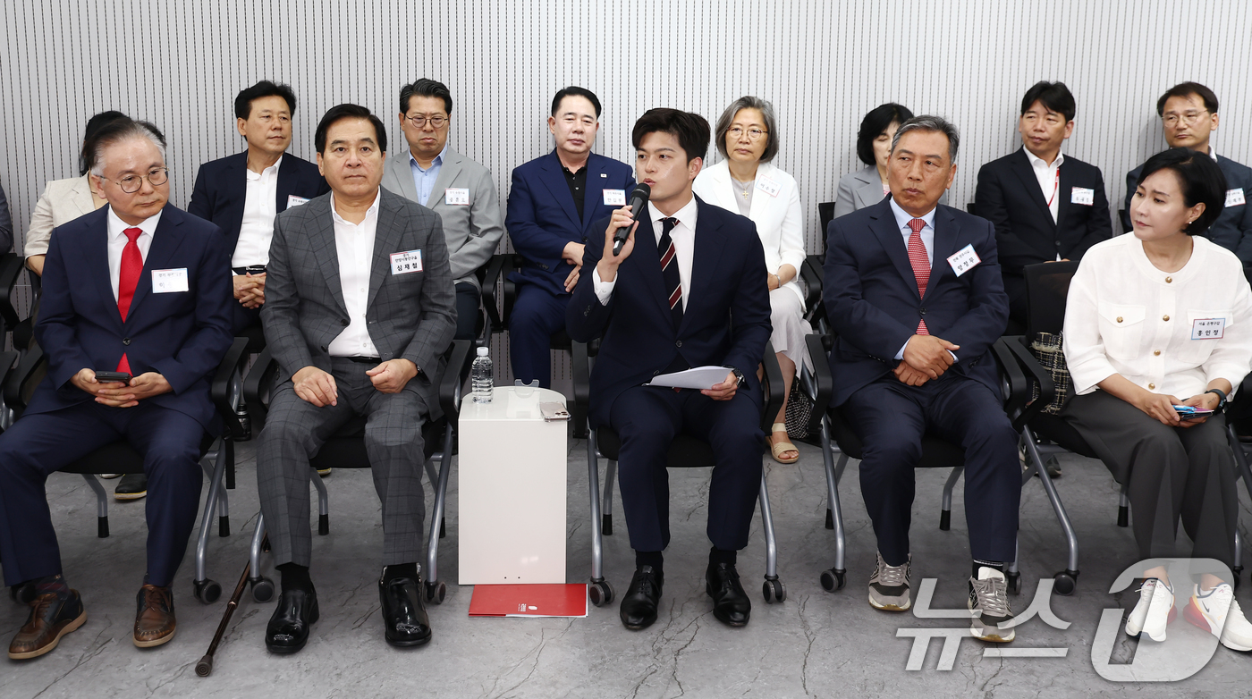 (서울=뉴스1) 김민지 기자 = 김용태 국민의힘 비상대책위원장이 10일 서울 여의도 중앙당사에서 열린 원외당협위원장 간담회에서 모두 발언을 하고 있다. 2025.6.10/뉴스1