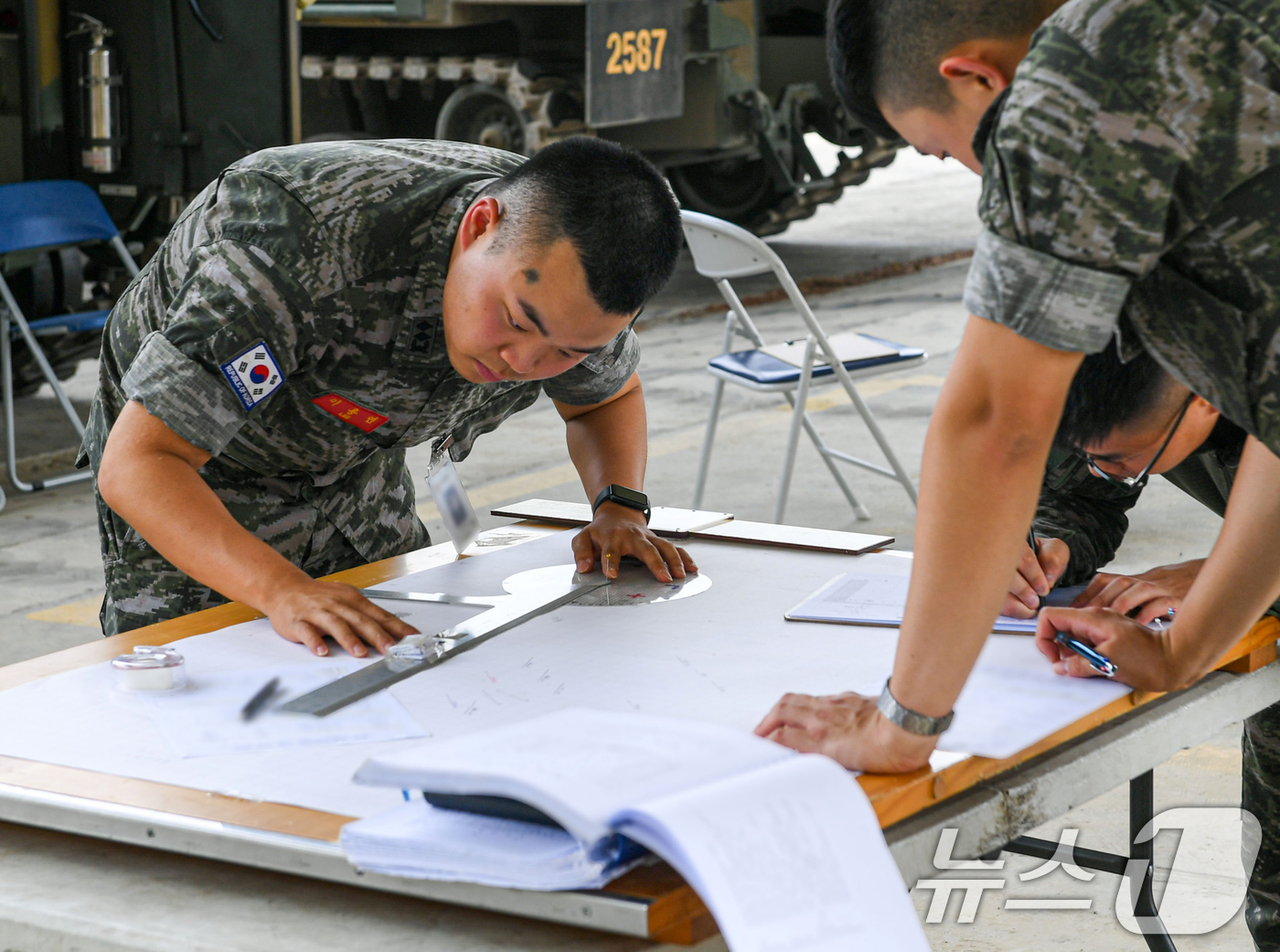 (포항=뉴스1) 최창호 기자 = 해병대 1사단 포병여단이 10일 경북 포항시 주둔지에서 포병 주특기 수준 향상 및 전술 전기 연마를 위한 2025년도 전반기 전술 경연대회를 실시하 …