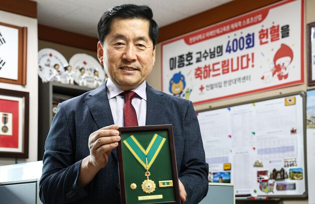 병마·사고로 수혈받는 가족보며 400회 헌혈…"은혜 갚는 마음으로"