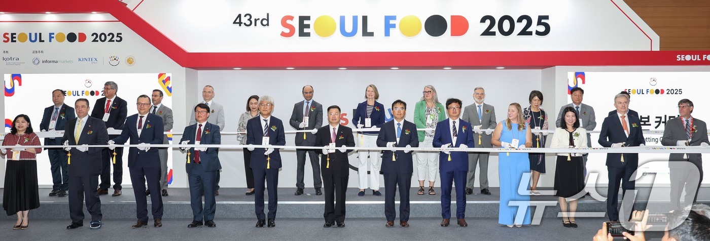 (서울=뉴스1) = 박정성 산업통상자원부 무역투자실장이 10일 경기 일산 킨텍스에서 열린 '2025 서울국제식품산업대전 개막식'에 참석해 테이프 커팅을 하고 있다. (산업통상자원부 …