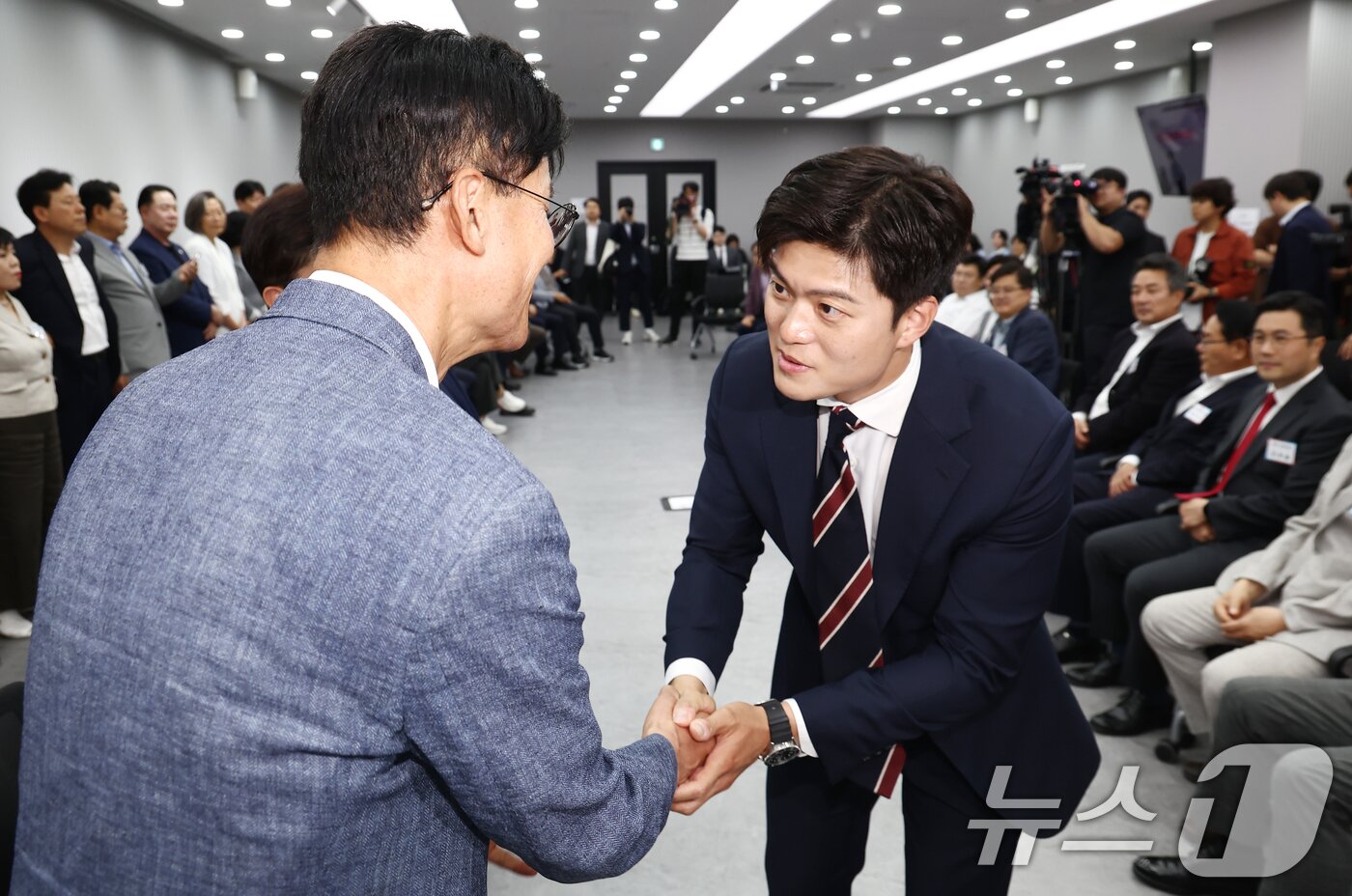 본문 이미지 - 김용태 국민의힘 비상대책위원장이 10일 서울 여의도 중앙당사에서 열린 원외당협위원장 간담회에서 참석자들과 인사하고 있다. 2025.6.10/뉴스1 ⓒ News1 김민지 기자