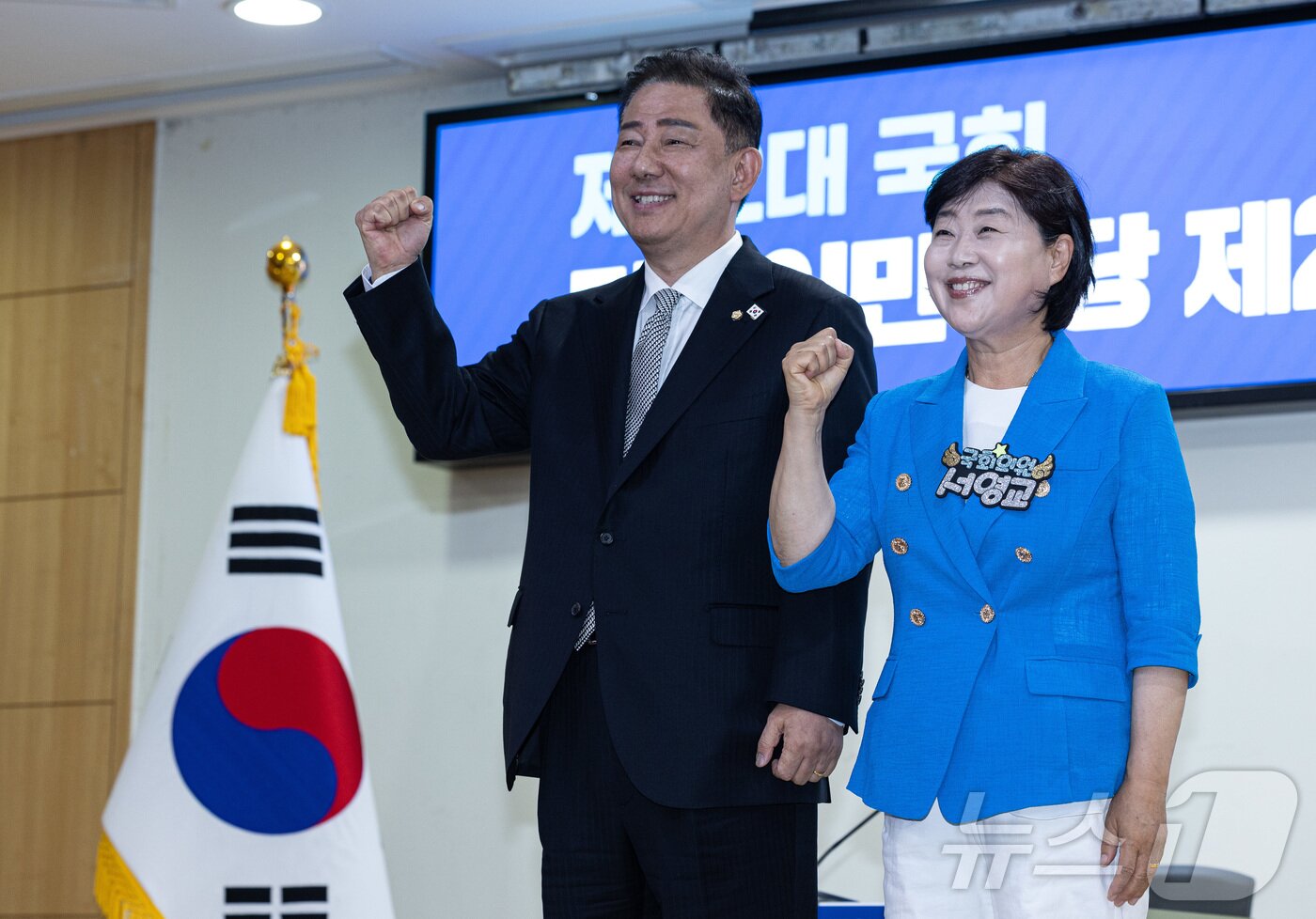 본문 이미지 - 김병기·서영교 더불어민주당 원내대표 후보가 10일 오후 서울 여의도 국회 의원회관에서 열린 제22대 국회 민주당 제2기 원내대표 선출 합동토론회에서 포토타임을 갖고 있다. 2025.6.10/뉴스1 ⓒ News1 이재명 기자