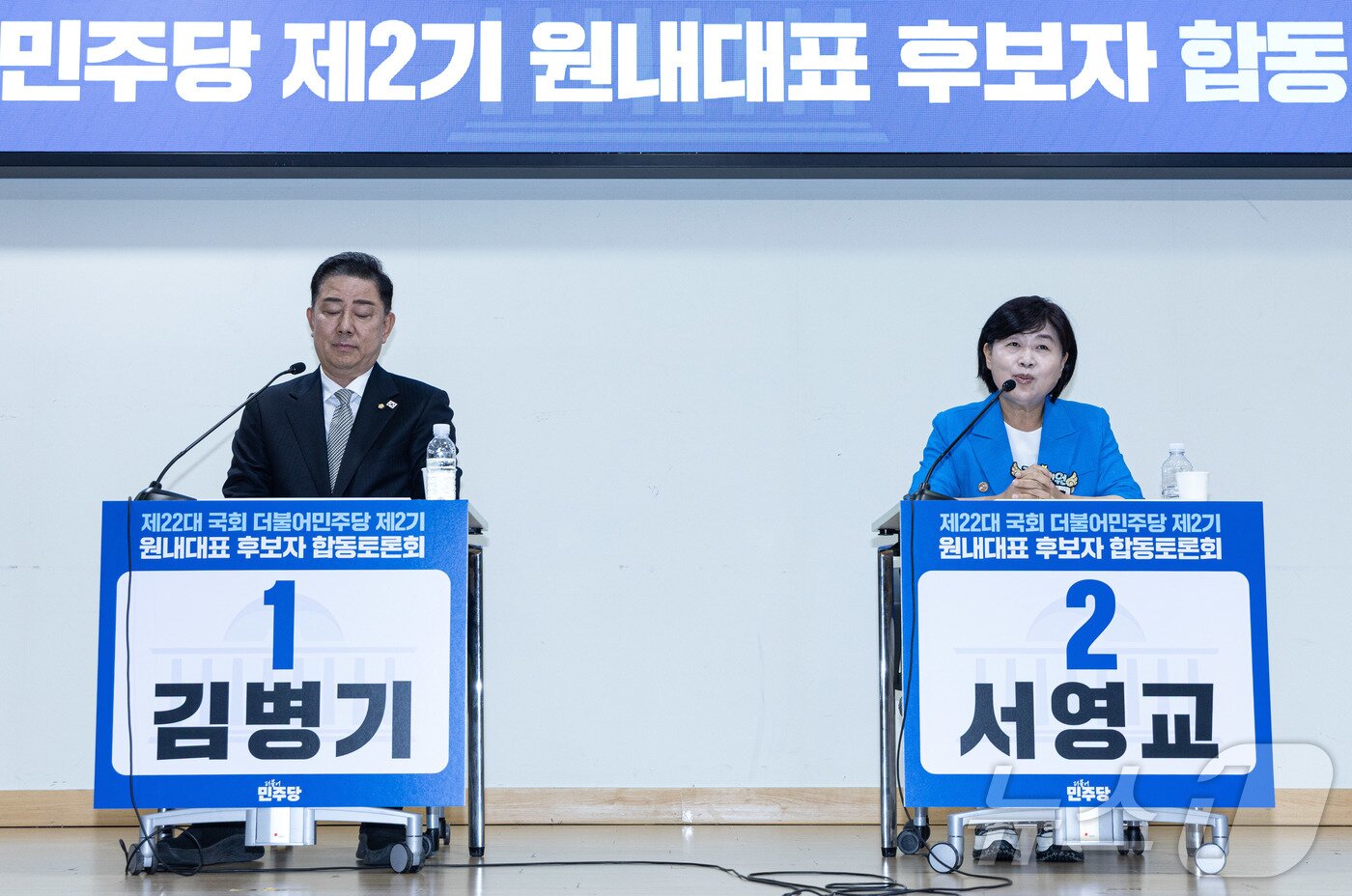 본문 이미지 - 서영교 더불어민주당 원내대표 후보가 10일 오후 서울 여의도 국회 의원회관에서 열린 제22대 국회 민주당 제2기 원내대표 선출 합동토론회에서 기조연설을 하고 있다. 왼쪽은 김병기 후보. 2025.6.10/뉴스1 ⓒ News1 이재명 기자