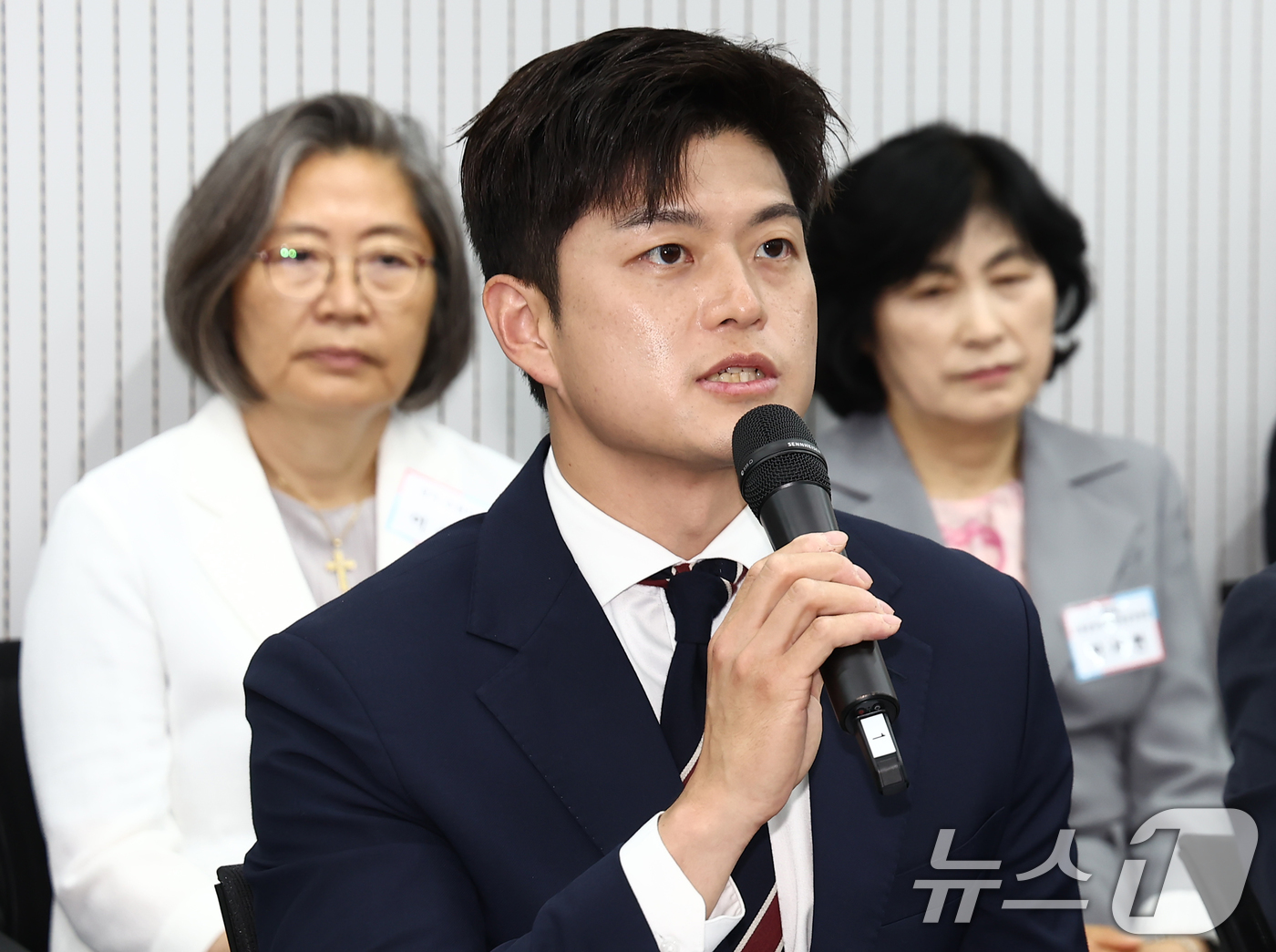 (서울=뉴스1) 김민지 기자 = 김용태 국민의힘 비상대책위원장이 10일 서울 여의도 중앙당사에서 열린 원외당협위원장 간담회에서 모두 발언을 하고 있다. 2025.6.10/뉴스1