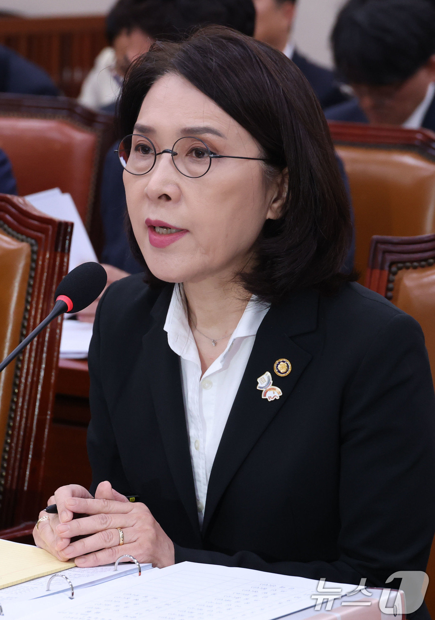 (서울=뉴스1) 이광호 기자 = 강인선 외교부 2차관이 10일 오후 서울 여의도 국회에서 열린 2025아시아태평양경제협력체(APEC) 정상회의 지원 특별위원회 전체회의에서 의원 질 …