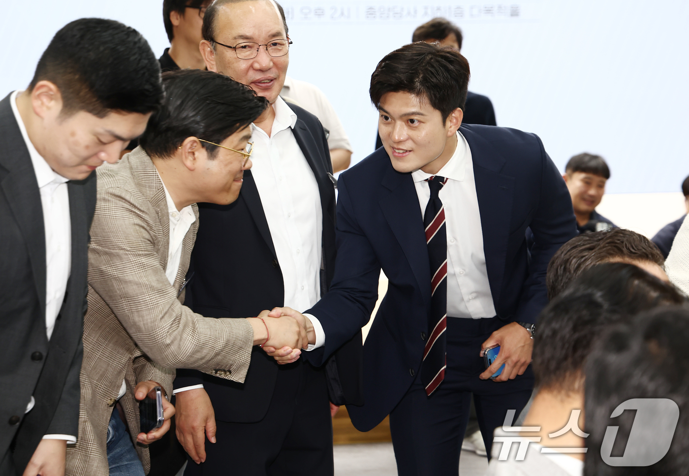(서울=뉴스1) 김민지 기자 = 김용태 국민의힘 비상대책위원장이 10일 서울 여의도 중앙당사에서 열린 원외당협위원장 간담회에서 참석자들과 인사하고 있다. 2025.6.10/뉴스1