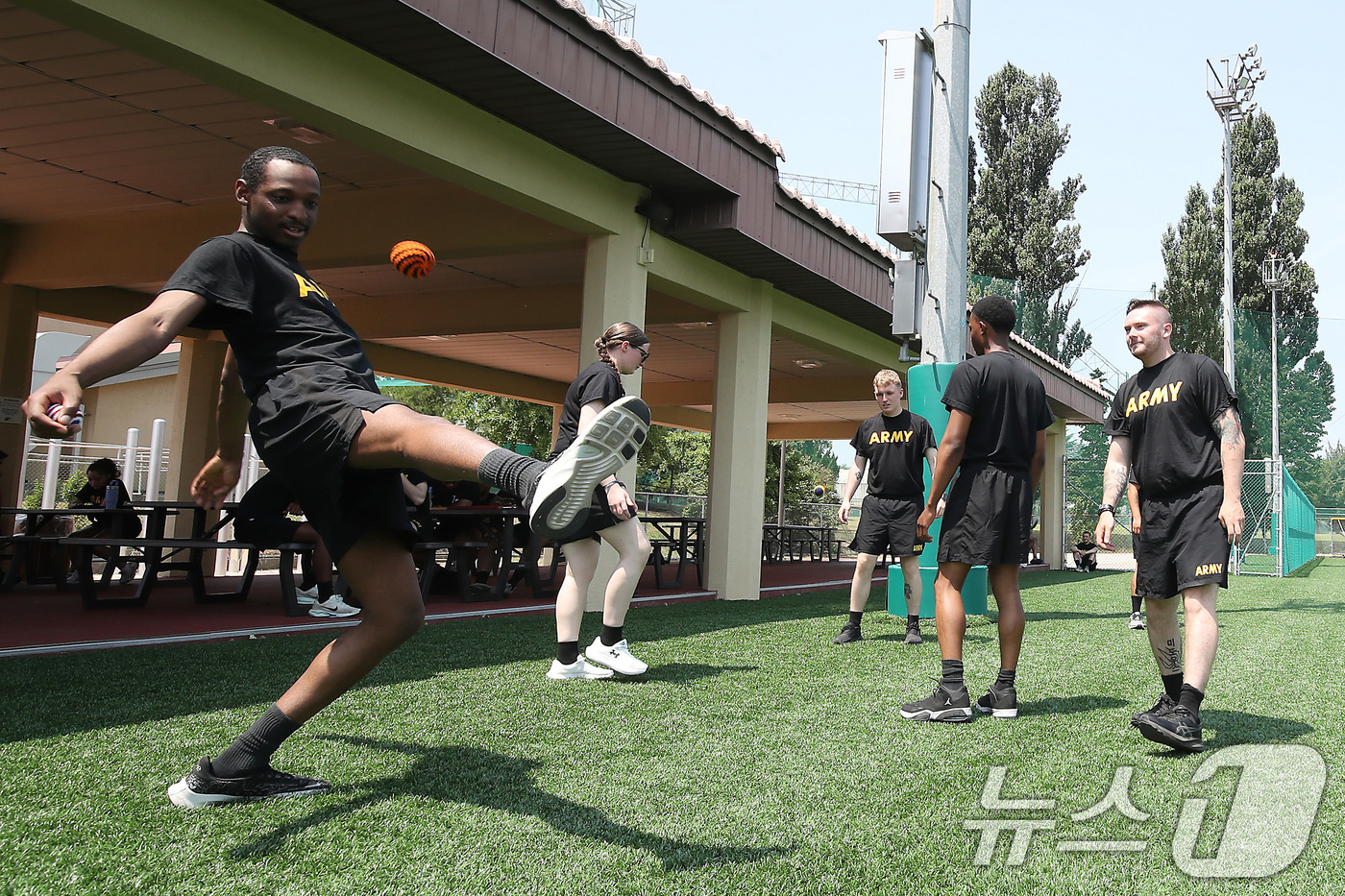 (대구=뉴스1) 공정식 기자 = '한미 친선 주간'을 맞아 10일 오전 대구 남구 캠프워커에서 카투사 장병과 미군이 함께 오자미(콩주머니) 제기차기를 하며 친목을 다지고 있다.주한 …