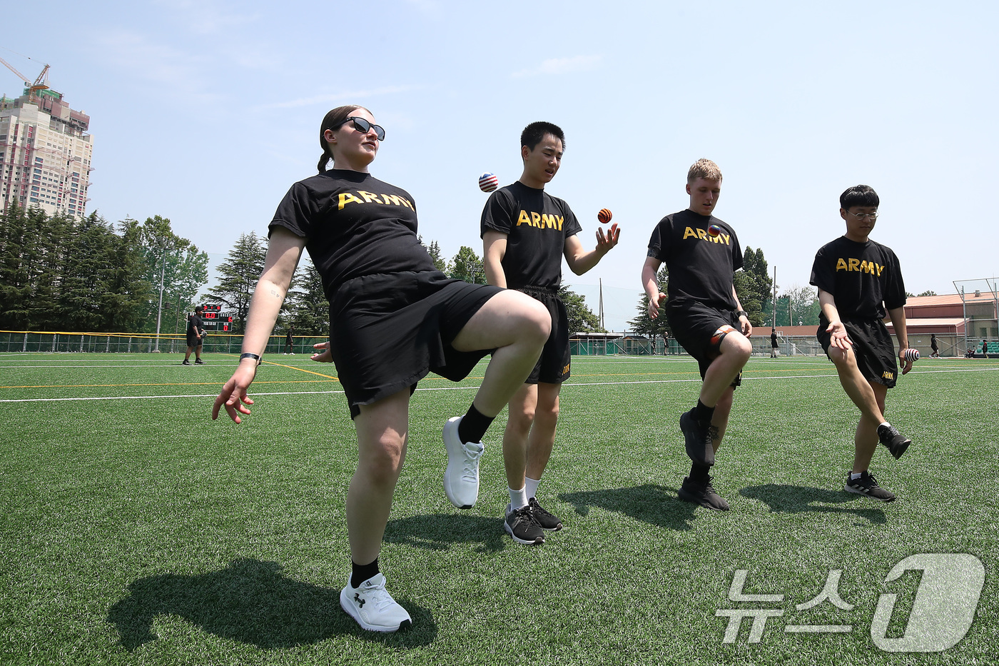 (대구=뉴스1) 공정식 기자 = '한미 친선 주간'을 맞아 10일 오전 대구 남구 캠프워커에서 카투사 장병과 미군이 함께 오자미(콩주머니) 제기차기를 하며 친목을 다지고 있다.주한 …