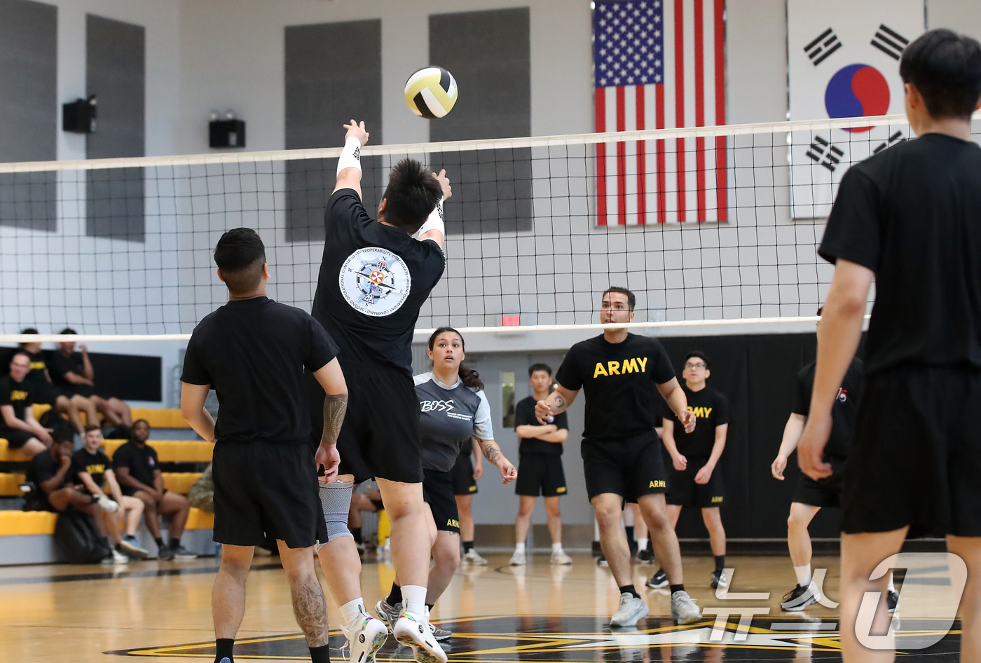 (대구=뉴스1) 공정식 기자 = '한미 친선 주간'을 맞아 10일 오전 대구 남구 캠프워커에서 열린 체육대회에 참가한 카투사 장병과 미군이 함께 배구 경기를 통해 친목을 다지고 있 …